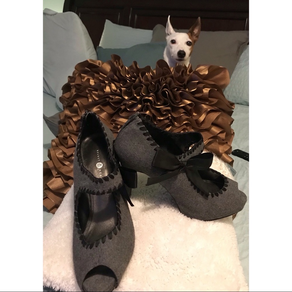 Velvet Heart Womens Gray Peep Toe Heels